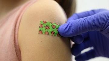 Una niña recibe un esparadrapo tras la vacuna de la corona / Foto: Robert Michael/dpa-Zentralbild/dpa/Imagen simbólica