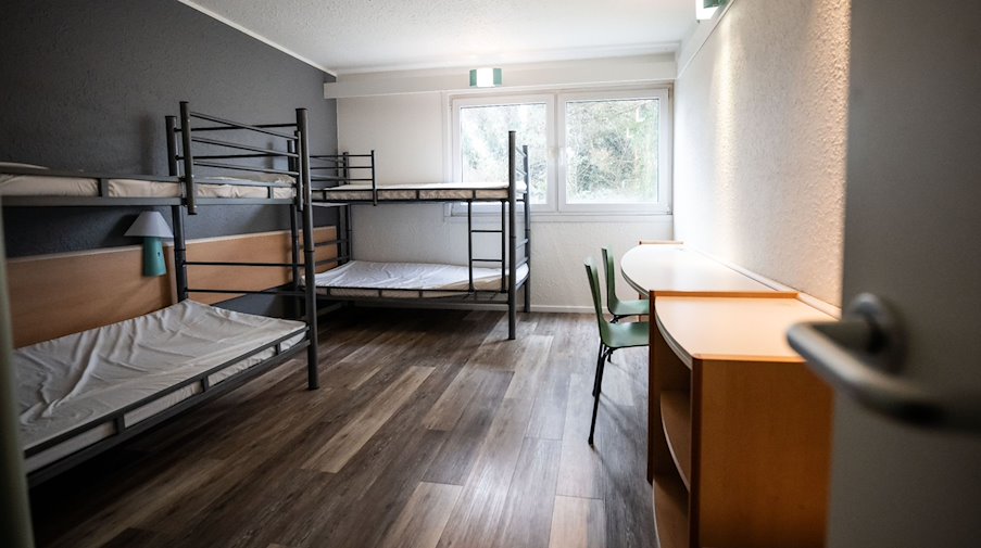 Вид на чотиримісну кімнату в центрі розміщення шукачів притулку в колишньому готелі / Фото: Bernd Thissen/dpa
