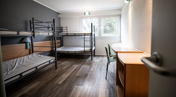 Vista de una habitación de cuatro camas en un centro de acogida para solicitantes de asilo en un antiguo hotel / Foto: Bernd Thissen/dpa
