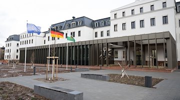 Banderas ondeando al viento frente al Tribunal de Cuentas de Sajonia / Foto: Sebastian Kahnert/dpa