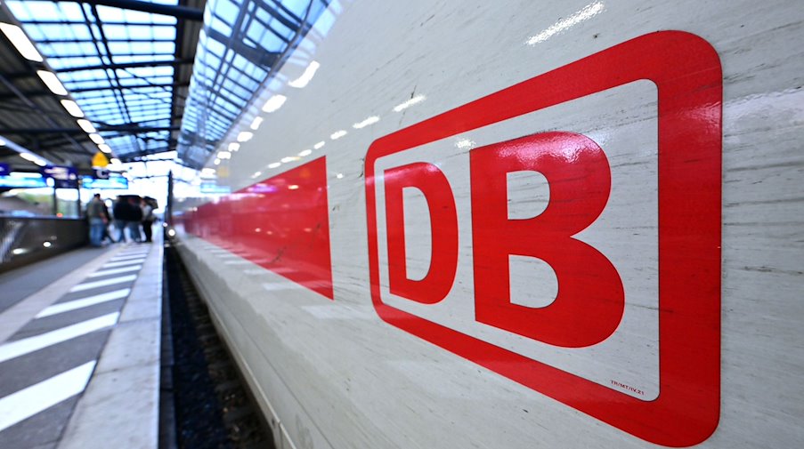 Das DB-Logo an einem ICE im Erfurter Hauptbahnhof während des bundesweiten Warnstreiks bei der Deutschen Bahn. / Foto: Martin Schutt/dpa/Archivbild