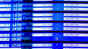 "Tren cancelado" puede leerse varias veces en una pantalla de la estación central de Hannover a primera hora de la mañana. / Foto: Moritz Frankenberg/dpa