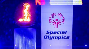 Die Flamme der Special Olympics World Games brennt bei der Eröffnungsfeier der Special Olympics World Games Berlin 2023. / Foto: Christoph Soeder/dpa