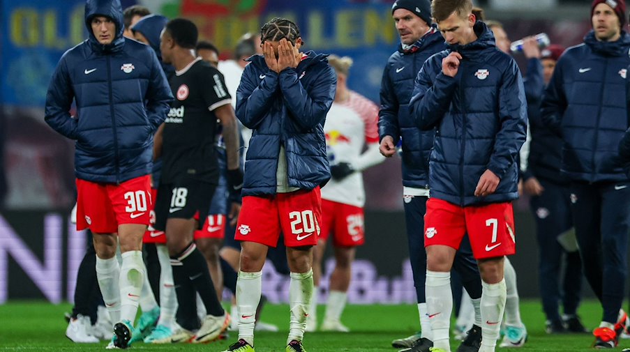 Leipzig players Benjamin Sesko (l-r), Xavi Simons and Dani Olmo walk across the pitch disappointed after the defeat / Photo: Jan Woitas/dpa