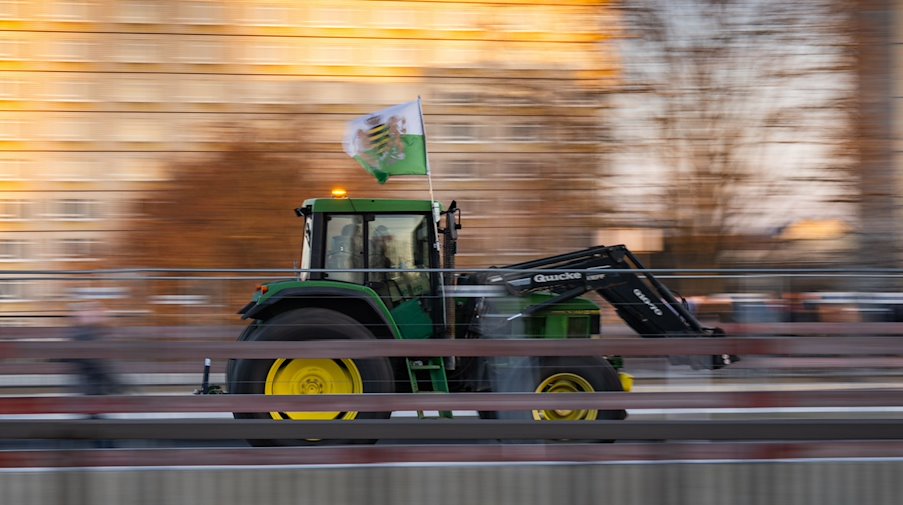 Un tractor circula por el puente Carola en el marco de la semana de acción de la asociación de agricultores / Foto: Robert Michael/dpa