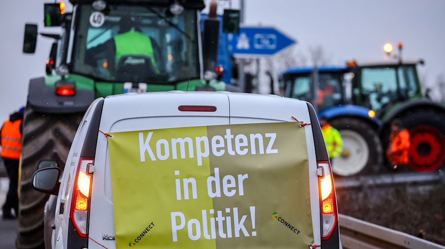 „Kompetenz in der Politik!“ fordert ein Transparent bei einer Blockade durch Bauern der Autobahnauffahrt Leipzig Ost. / Foto: Jan Woitas/dpa