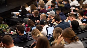 Students sitting in a lecture hall / Photo: Julian Stratenschulte/dpa/Symbolic image