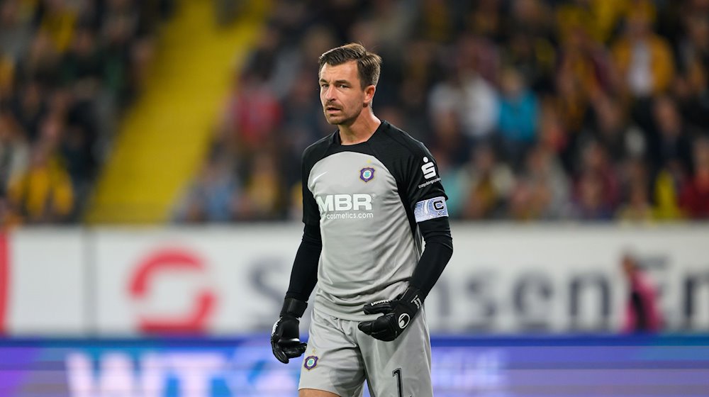 Aue's goalkeeper Martin Männel stands on the field / Photo: Robert Michael/dpa/Archivbild