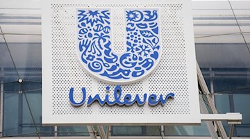 Логотип Unilever можна побачити в штаб-квартирі Unilever в Німеччині. / Фото: Daniel Reinhardt/dpa