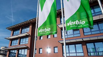 Прапори з логотипом компанії майорять перед офісною будівлею заводу Verbio Vereinigte BioEnergie AG на території нафтопереробного заводу ПХК. / Фото: Christophe Gateau/dpa