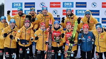Das deutsche Team steht nach dem Rennen in Oberhof zusammen. / Foto: Martin Schutt/dpa