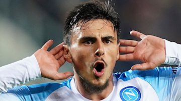 Soccer: Serie A, Italy, Atalanta Bergamo - SSC Napoli, Matchday 13 at Stadio Atleti Azzurri d'Italia, Napoli's Elif Elmas celebrates his 1-2. / Photo: Spada/AP/dpa