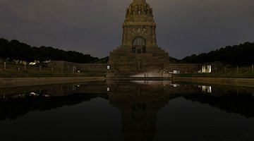 Blick auf das unbeleuchtete Völkerschlachtdenkmal. / Foto: Sebastian Willnow/dpa