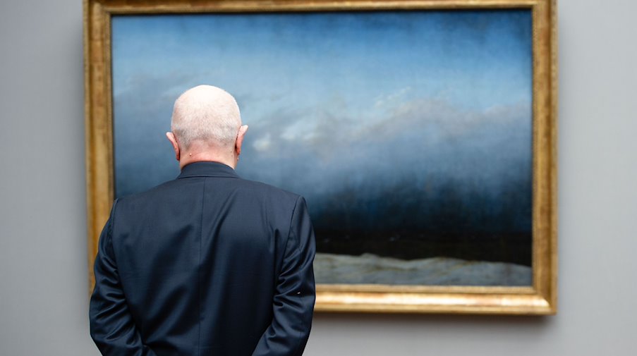 A man stands in front of Caspar David Friedrich's work "Monk by the Sea" in the Alte Nationalgalerie. / Photo: Lisa Ducret/dpa/Archivbild