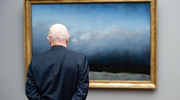 Ein Mann steht in der Alten Nationalgalerie vor Caspar David Friedrichs Werk «Mönch am Meer». / Foto: Lisa Ducret/dpa/Archivbild