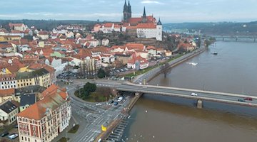 Blick auf die Stadt und die über die Ufer getretene Elbe (Luftaufnahme mit einer Drohne). / Foto: Daniel Schäfer/dpa