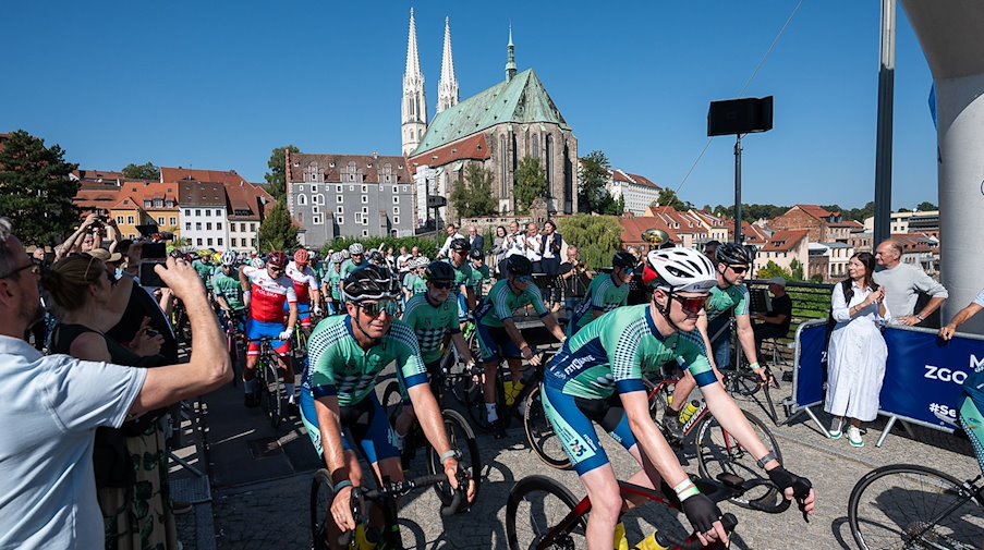 Велосипедисти-переможці чекають на старт Європейського велопробігу миру 2023 року на Староміському мосту / Фото: Paul Glaser/dpa