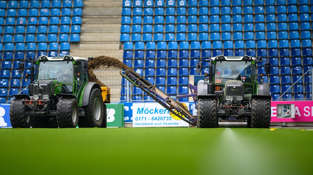 Workers remove the stadium turf with a milling machine in the MDCC-Arena of 1. FC Magdeburg. / Photo: Klaus-Dietmar Gabbert/dpa-Zentralbild/dpa
