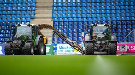 Trabajadores utilizan una fresadora para retirar el césped del estadio MDCC-Arena del 1. FC Magdeburg. / Foto: Klaus-Dietmar Gabbert/dpa-Zentralbild/dpa