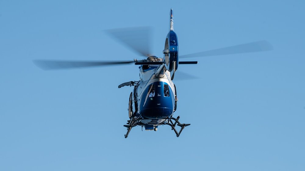 Un helicóptero de la policía sobrevuela una masa de agua en el marco de un programa de formación / Foto: Silas Stein/dpa/Imagen simbólica