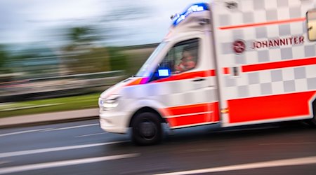سيارة إسعاف في طريق الطوارئ. / صورة: لينو ميرجيلر/دبا/ صورة رمزية