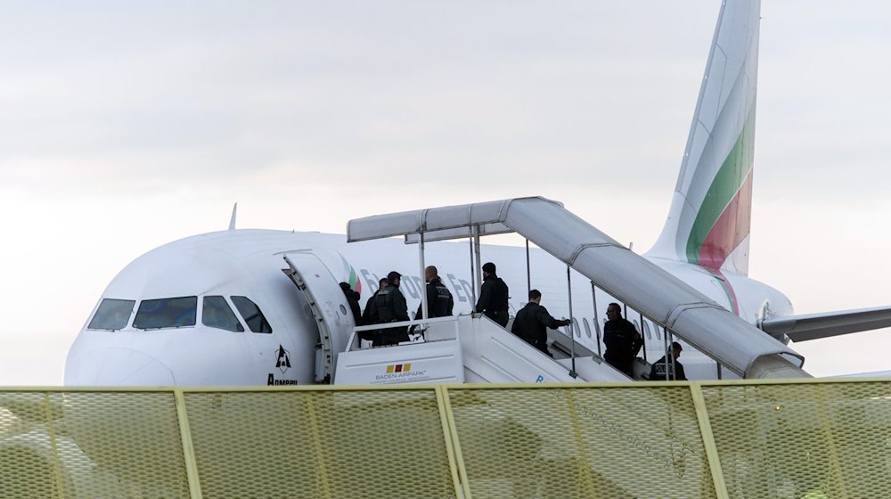 Rejected asylum seekers board a plane at Baden Airport as part of a nationwide collective deportation / Photo: Daniel Maurer/dpa/Archivbild