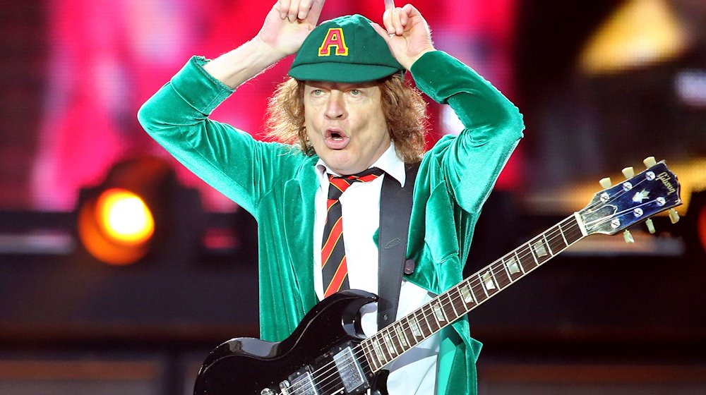 AC/DC-Leadgitarrist Angus Young gestikuliert beim Konzert von AC/DC in der Red Bull Arena. / Foto: Jan Woitas/dpa-Zentralbild/dpa/Archivbild