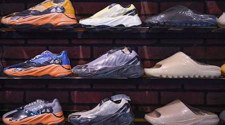Взуття Yeezy від Adidas представлене в магазині Kickclusive, що займається перепродажем кросівок. / Фото: Seth Wenig/AP/dpa/Архівне зображення