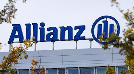 A sign with the inscription "Allianz" can be seen at one of the insurance company's locations. / Photo: Sven Hoppe/dpa/Archive image