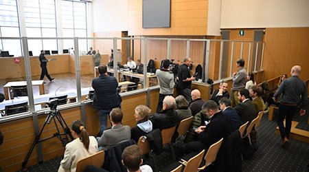 Prozessbeteiligte und Zuschauer warten zu Prozessbeginn in einem Gerichtssaal im Landgericht Braunschweig. / Foto: Julian Stratenschulte/dpa Pool/dpa