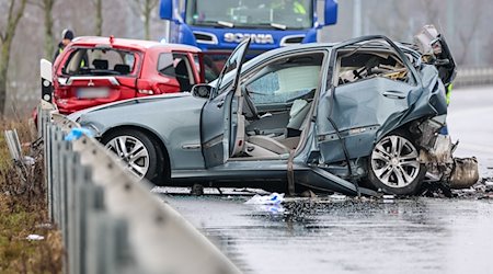 Ein Trümmerfeld bietet sich nach einem schweren Verkehrsunfall auf der B87. / Foto: Jan Woitas/dpa/Archivbild