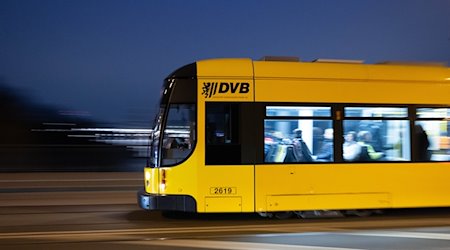 Eine Straßenbahn der Dresdner Verkehrsbetriebe (DVB) fährt über die Marienbrücke. / Foto: Sebastian Kahnert/dpa