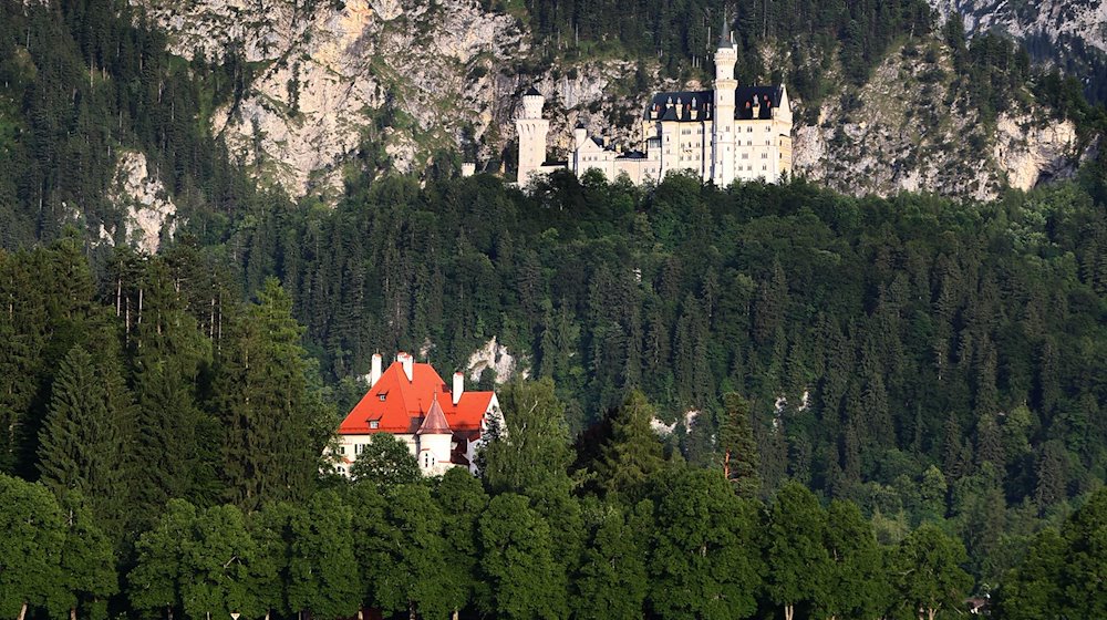 The castles of Bullachberg (l) and Neuschwanstein near Hohenschwangau / Photo: picture alliance / dpa