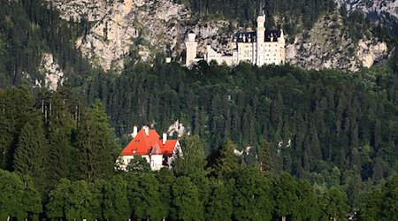 The castles of Bullachberg (l) and Neuschwanstein near Hohenschwangau / Photo: picture alliance / dpa