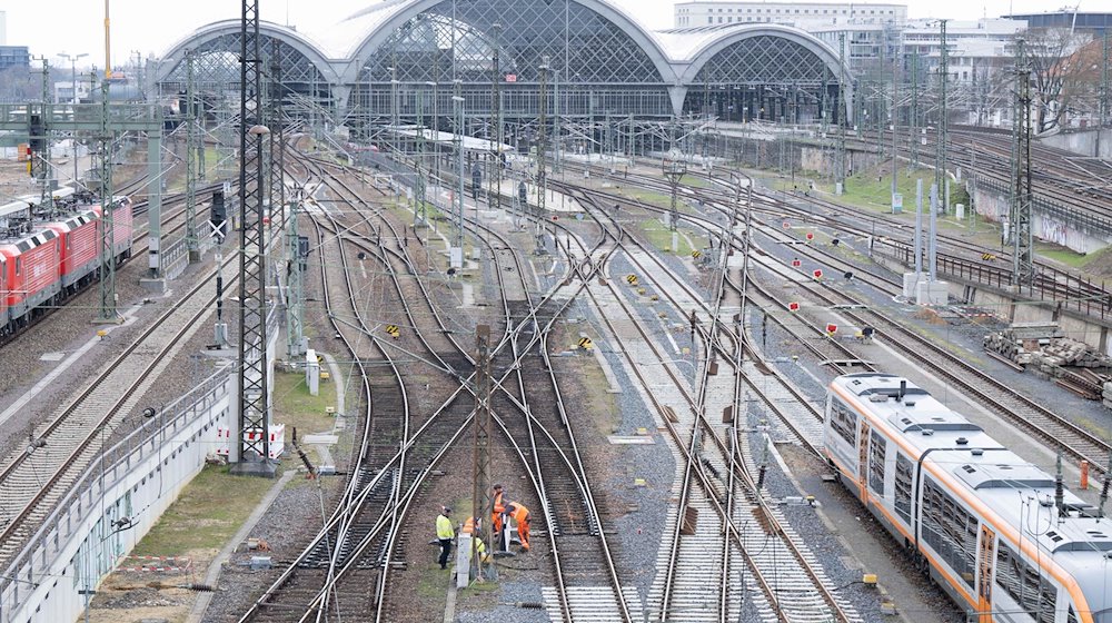 Gleisarbeiten werden am Hauptbahnhof Dresden durchgeführt. / Foto: Sebastian Kahnert/dpa/Archivbild