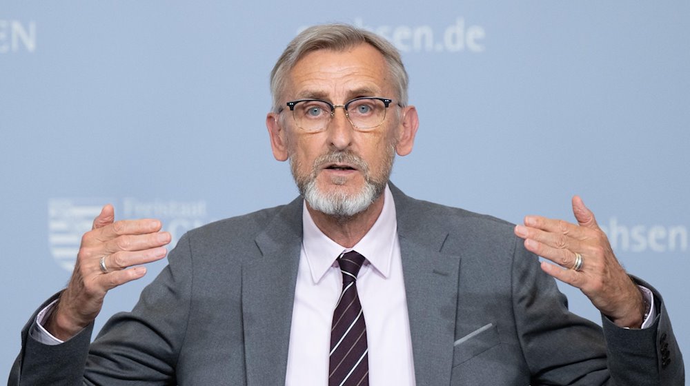 Armin Schuster (CDU), Innenminister von Sachsen, nimmt an einer Pressekonferenz nach der Kabinettssitzung teil. / Foto: Sebastian Kahnert/dpa