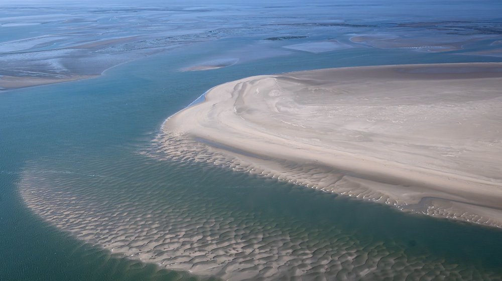 The sandbanks between the East Frisian Islands from the air / Photo: Sina Schuldt/dpa