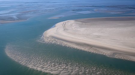 الأراضي الرملية بين جزر فريزيا الشرقية من الجو. / صورة: سينا شولدت/دبا