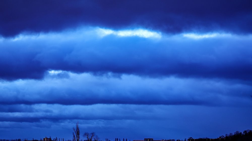 Wolken ziehen bei stürmischem Wetter über das Land. / Foto: Jan Woitas/dpa