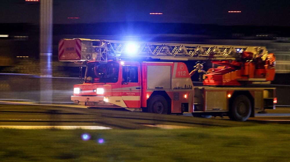 Ein Fahrzeug der Feuerwehr mit Drehleiter fährt mit Blaulicht und Martinshorn zum Einsatz. / Foto: Jan Woitas/dpa/Symbolbild