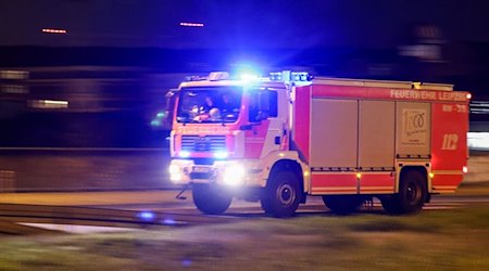Ein Löschfahrzeug der Feuerwehr fährt mit Blaulicht und Martinshorn. / Foto: Jan Woitas/dpa/Symbolbild