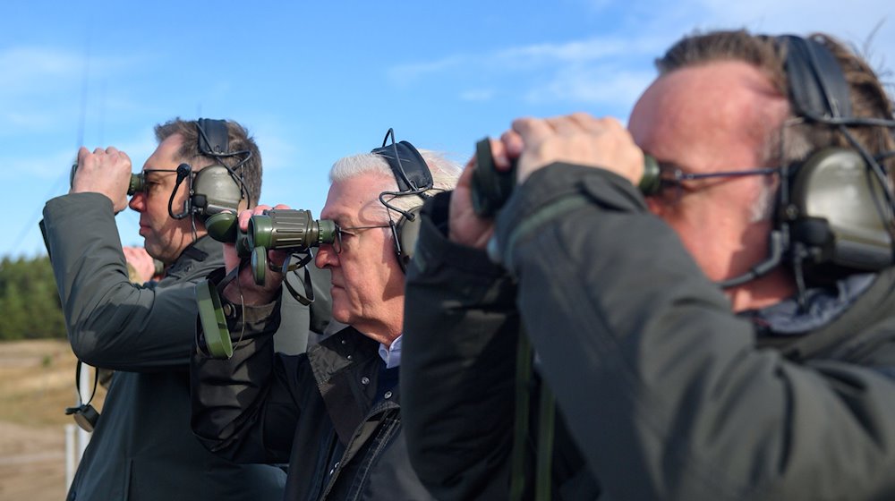 أوليكسي ماكيف، السفير الأوكراني في ألمانيا، (من اليسار)، الرئيس الألماني فرانك والتر شتاينماير ووزير الدفاع بوريس بيستوريوس (SPD) يشاهدون تمرينًا للدبابات في قاعدة عسكرية في كليتس بواسطة أجهزة ميدانية. / صورة: كلاوس-ديتمار جابرت / دبا</p>