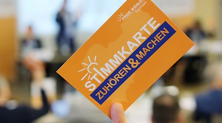 A voting card is held up at the state party conference of the Free Voters of Saxony. / Photo: Sebastian Willnow/dpa