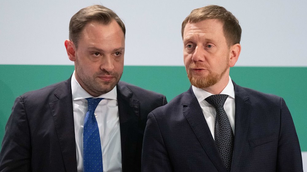 Alexander Dierks (l), CDU Secretary General in Saxony, and Michael Kretschmer (CDU), at a meeting. / Photo: Sebastian Kahnert/dpa