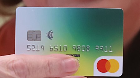 Платіжну картку демонструють на прес-конференції в районній адміністрації. З 1 грудня 2023 року в окрузі Грайц (Тюрінгія) видається платіжна картка для шукачів притулку. / Фото: Bodo Schackow/dpa