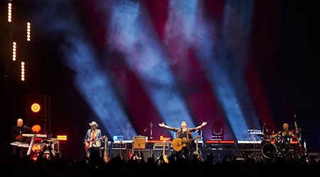 The band City plays live with its members Manfred Hennig (l-r, keyboarder), Fritz Puppel (guitarist), Toni Krahl (singer) and Georgi Gogow (not pictured, violin) on their farewell tour in Berlin's Mercedes-Benz Arena / Photo: Annette Riedl/dpa