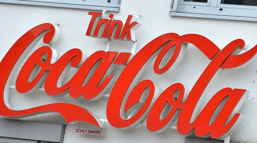 شعار «اشرب كوكاكولا» يظهر على مبنى إدارة شركة إنتاج المشروبات كوكاكولا. / صورة: التحالف الصوري / دب