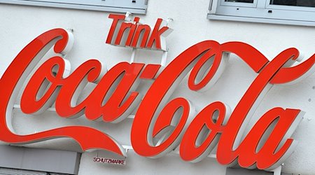 شعار «اشرب كوكاكولا» يظهر على مبنى إدارة شركة إنتاج المشروبات كوكاكولا. / صورة: التحالف الصوري / دب