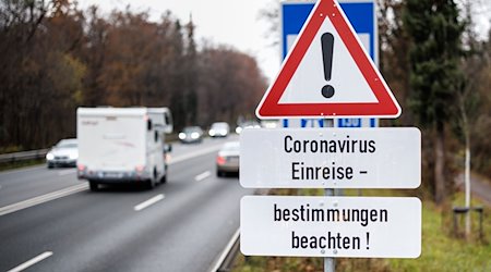 Ein Schild mit der Aufschrift «Coronavirus Einreisebestimmungen beachten!» ist an der Bundesstraße 304 in Richtung Deutschland an der Grenze «Saalachbrücke» zu sehen. / Foto: Matthias Balk/dpa