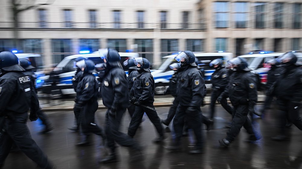 شرطيون على هامش مظاهرة اليمين المتطرف أمام كلية التكنولوجيا والاقتصاد. / صورة: روبرت مايكل / وكالة الأنباء الألمانية